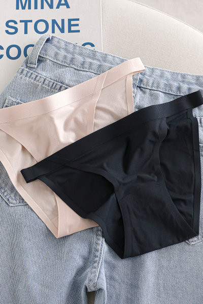 Slip de damă de culoare uni, confecționat din țesătură respirabilă, cu talie înaltă