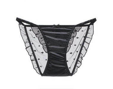 Moderan ženski bikini s tilom i kovrčama