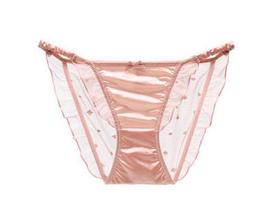 Moderan ženski bikini s tilom i kovrčama