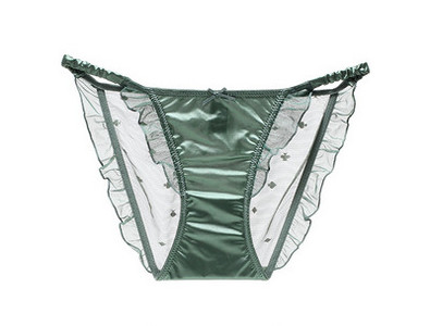 Moderan ženski bikini s tilom i kovrčama