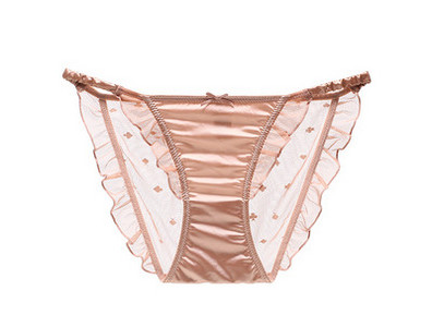 Moderan ženski bikini s tilom i kovrčama