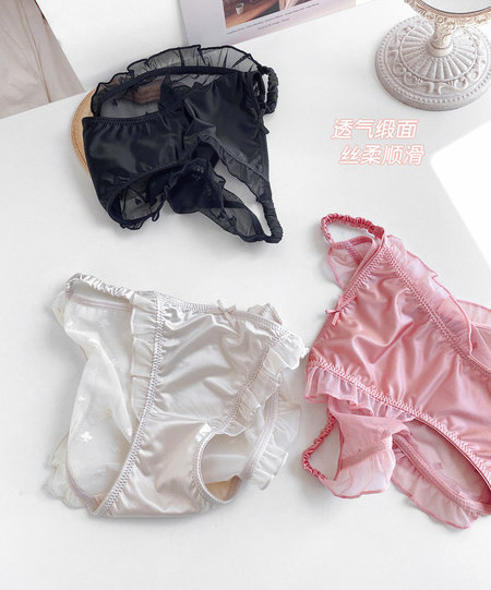 Moderan ženski bikini s tilom i kovrčama