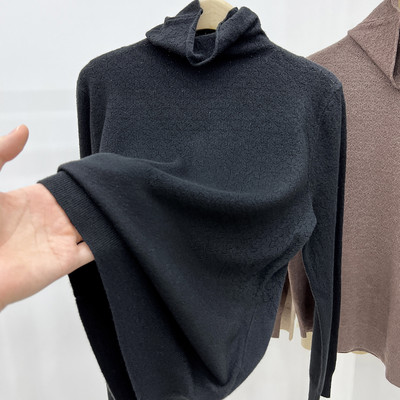 Нов модел дамски пуловер от тънко плетиво с поло яка