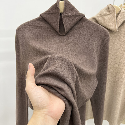 Нов модел дамски пуловер от тънко плетиво с поло яка