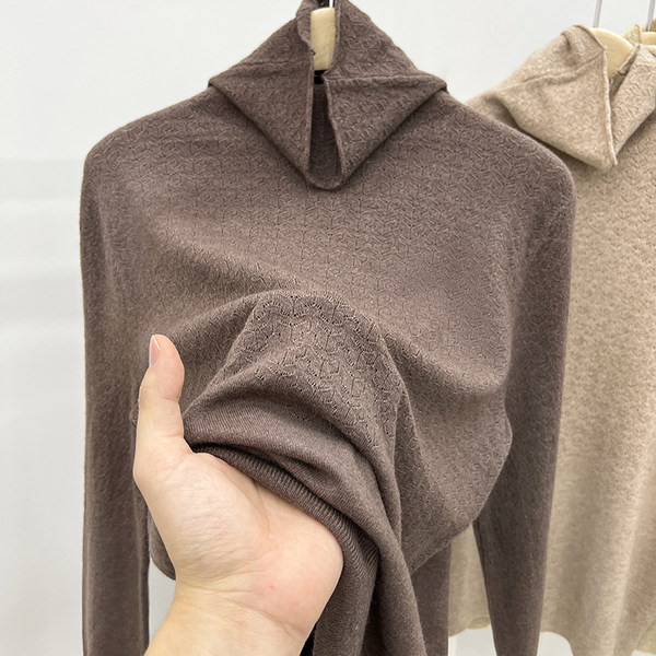 Нов модел дамски пуловер от тънко плетиво с поло яка 