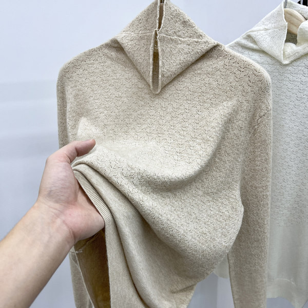 Нов модел дамски пуловер от тънко плетиво с поло яка 