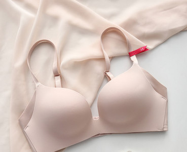 Sutien de damă de culoare uni fără cusături, cu efect de ridicare și bretele reglabile