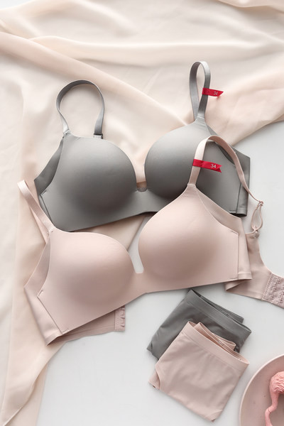 Sutien de damă de culoare uni fără cusături, cu efect de ridicare și bretele reglabile