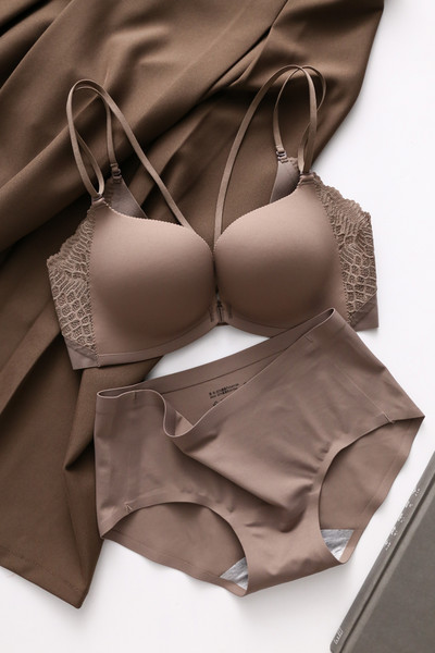 Női melltartó csipkével és elöl rögzítéssel