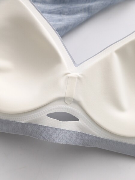 Vienspalvė moteriška liemenėlė su trikampiais kaušeliais