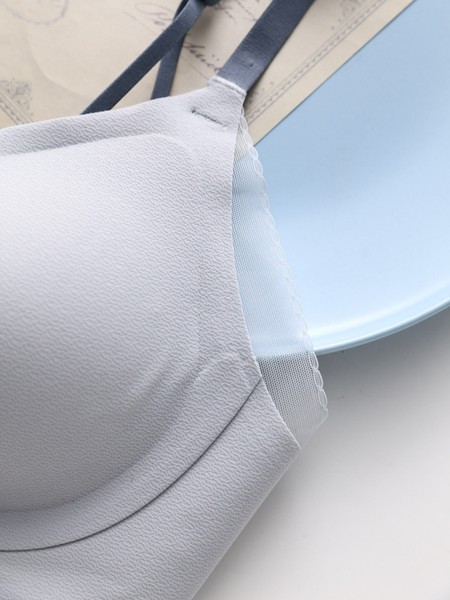 Vienspalvė moteriška liemenėlė su trikampiais kaušeliais