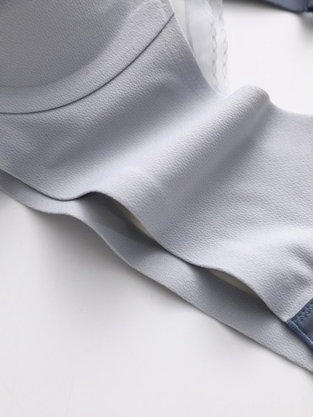 Vienspalvė moteriška liemenėlė su trikampiais kaušeliais