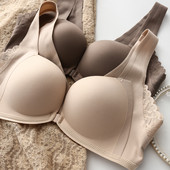 Női alkalmi melltartó széles pántokkal és csipkével