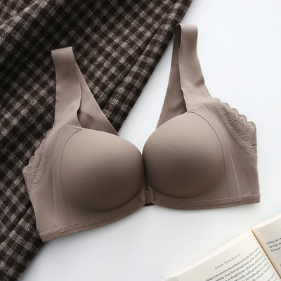 Női alkalmi melltartó széles pántokkal és csipkével