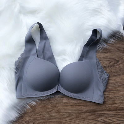 Női alkalmi melltartó széles pántokkal és csipkével