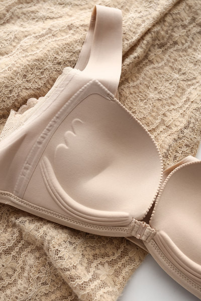 Női alkalmi melltartó széles pántokkal és csipkével