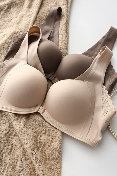 Női alkalmi melltartó széles pántokkal és csipkével