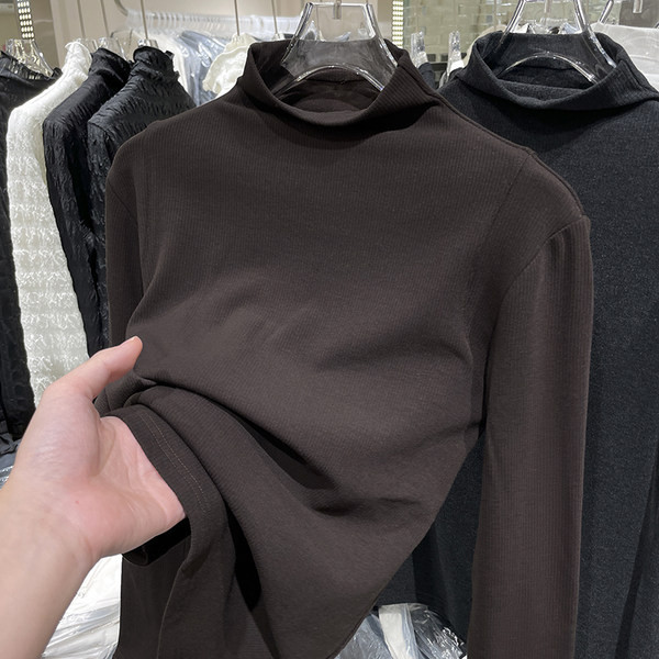 Ежедневна дамска блуза с висока поло яка