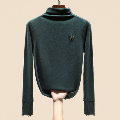 Широка блуза с поло яка и метална декорация