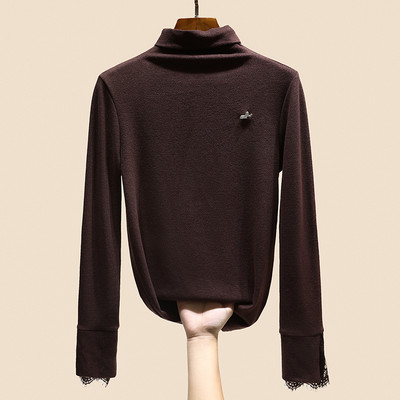 Широка блуза с поло яка и метална декорация