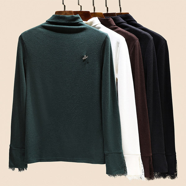 Широка блуза с поло яка и метална декорация