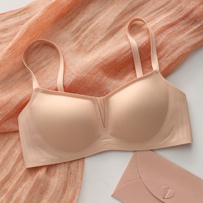 Besiūlė moteriška liemenėlė su liftingo efektu ir reguliuojamais petnešėlėmis