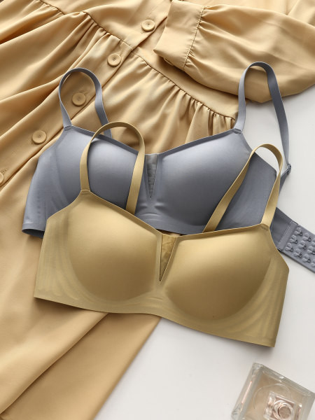 Besiūlė moteriška liemenėlė su liftingo efektu ir reguliuojamais petnešėlėmis