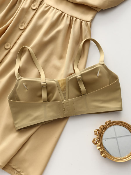 Besiūlė moteriška liemenėlė su liftingo efektu ir reguliuojamais petnešėlėmis