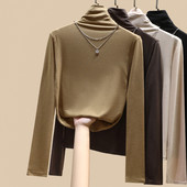 Moodne polokrae ja metallilise elemendiga pluus naistele