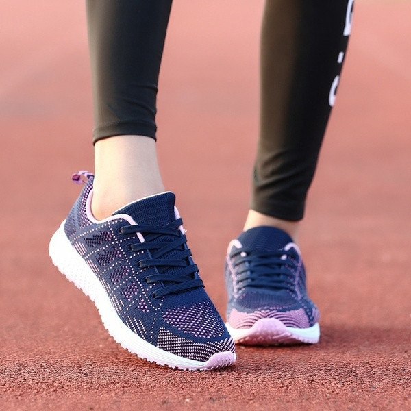 Moteriški laisvalaikio batai Madingi kvėpuojantys tinkliniai sportbačiai balti sportiniai batai 2021 m. Moteriški vulkanizuoti vaikščiojimo batai, skirti sporto salės krepšeliui