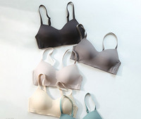 Moteriška skaidri liemenėlė su reguliuojamais petnešėlėmis