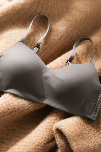 Moteriška skaidri liemenėlė su reguliuojamais petnešėlėmis