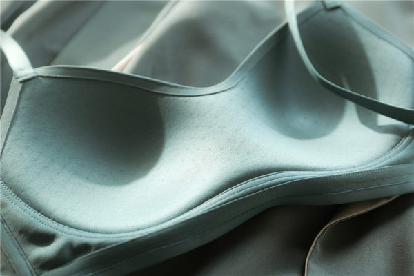 Moteriška skaidri liemenėlė su reguliuojamais petnešėlėmis