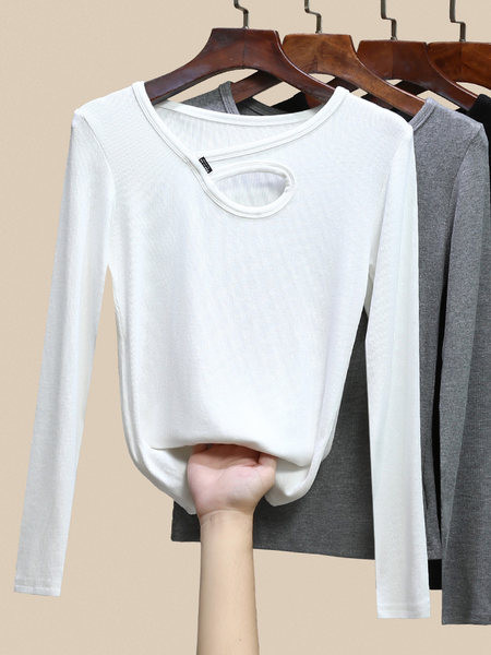 Paprasta moteriška palaidinė ilgomis rankovėmis ir ovalia iškirpte