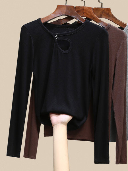 Paprasta moteriška palaidinė ilgomis rankovėmis ir ovalia iškirpte