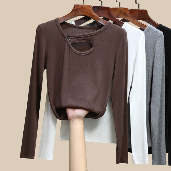 Paprasta moteriška palaidinė ilgomis rankovėmis ir ovalia iškirpte