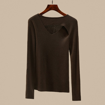 Moteriška palaidinė kasdienai su V formos iškirpte