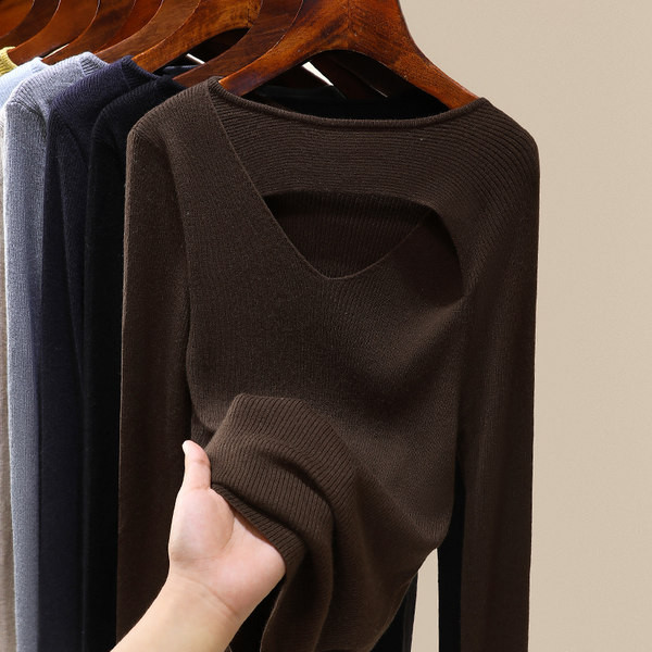 Moteriška palaidinė kasdienai su V formos iškirpte