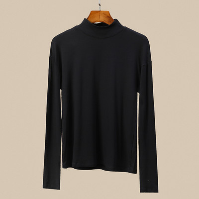 Švaraus modelio moteriška palaidinė ilgomis rankovėmis ir aukšta apykakle