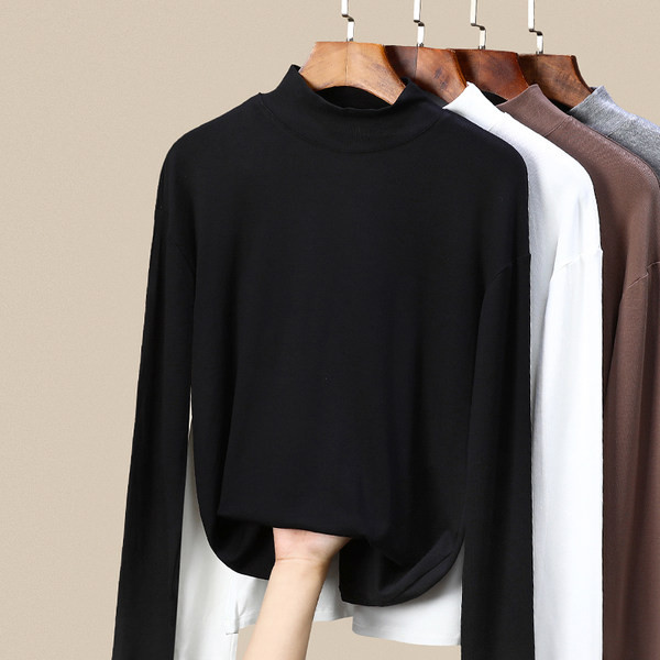 Švaraus modelio moteriška palaidinė ilgomis rankovėmis ir aukšta apykakle