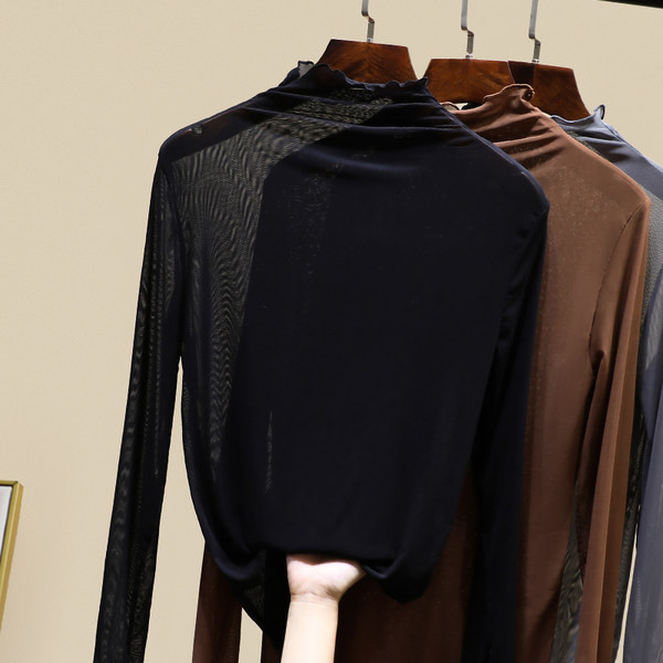 Bluză de damă cu mâneci lungi și guler polo