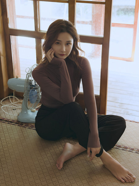 Дамска блуза изчистен модел от лека материя