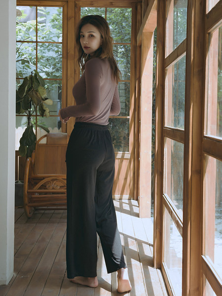 Дамска блуза изчистен модел от лека материя