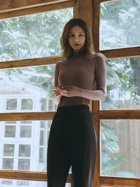 Дамска блуза изчистен модел от лека материя