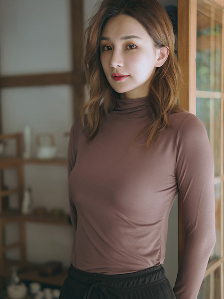 Дамска блуза изчистен модел от лека материя