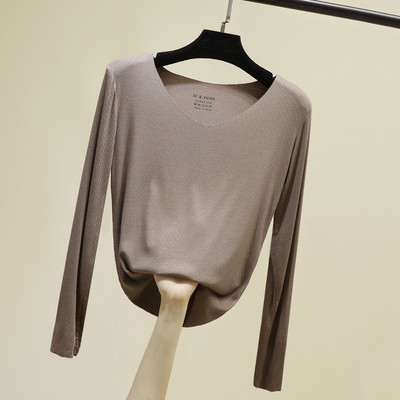 Bluza un model nou cu maneca lunga si decolteu in V