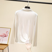 Švarus moteriškos palaidinės su aukšta apykakle modelis