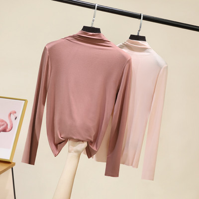 Švarus moteriškos palaidinės su aukšta apykakle modelis