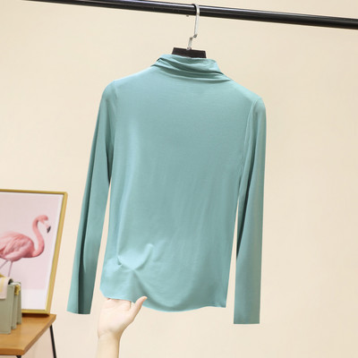 Švarus moteriškos palaidinės su aukšta apykakle modelis