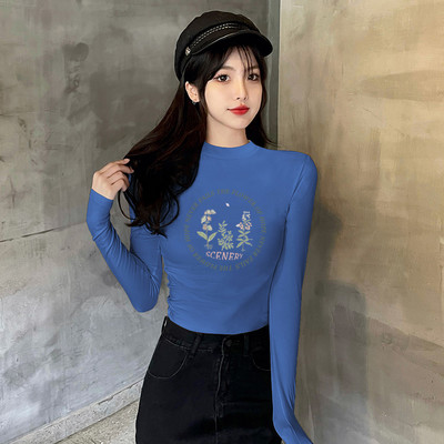 Vienspalvė moteriška palaidinė aukšta apykakle ir raštu